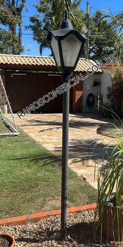 Poste de jardim em alumínio resistente a sol e chuva instalado em quintal residencial