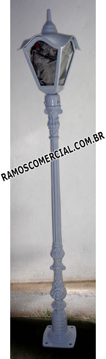 Poste para iluminação de jardim e fachada