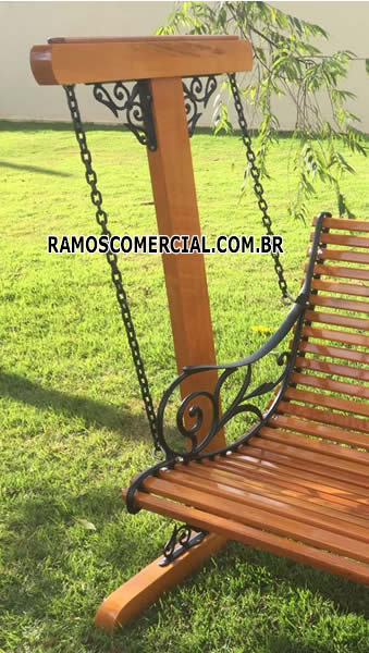 Balanço de madeira para jardim rústico