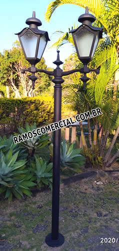 Poste com 2 luminárias para jardim