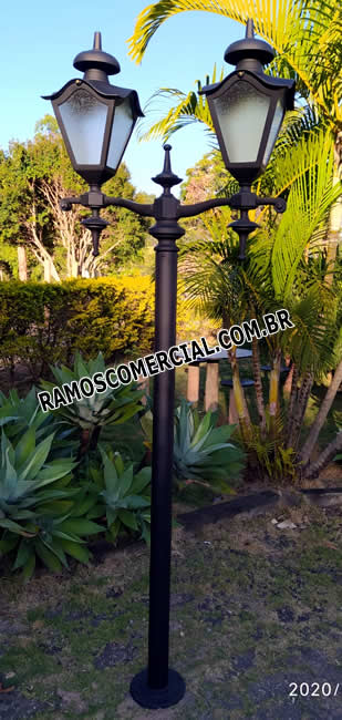 Poste duas luminárias para jardim