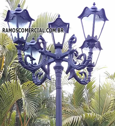 Poste colonial de iluminação pública