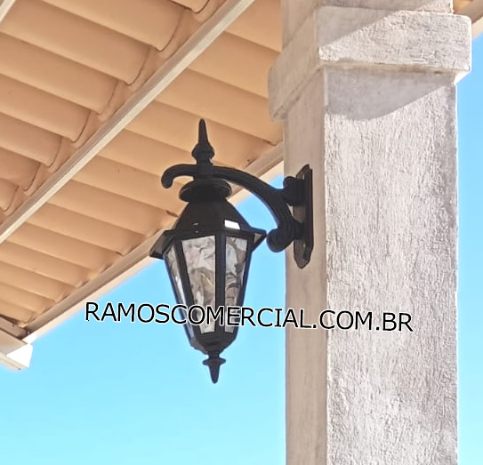 Arandela de parede externa com braço decorativo curvo
