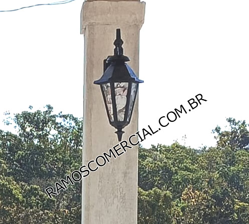 Arandela colonial em alumínio fundido instalada em pilar externo