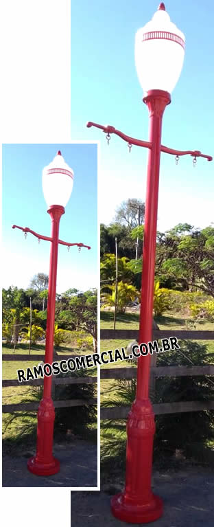 Poste colonial de iluminação com suporte de placa